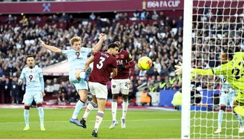 West Ham vs Burnley (22:00 – 08/11) | Xem lại trận đấu